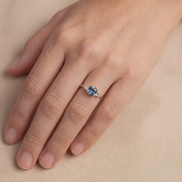 Anillo de Oro 14k Diseño Fino con Zirconia Facetada Central de Tono Marino mod. 10752