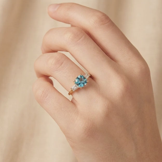 Anillo de Oro 14k Diseño Fino con Zirconia Facetada Central de Tono Azul mod. 10753