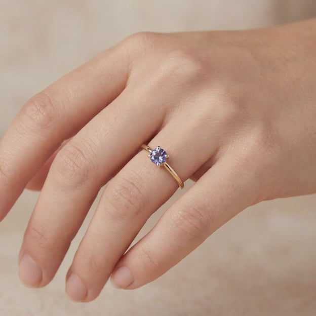 Anillo de Oro 14k de Diseño Fino con Zirconia Facetada Redonda de Tono Lila mod. 10748
