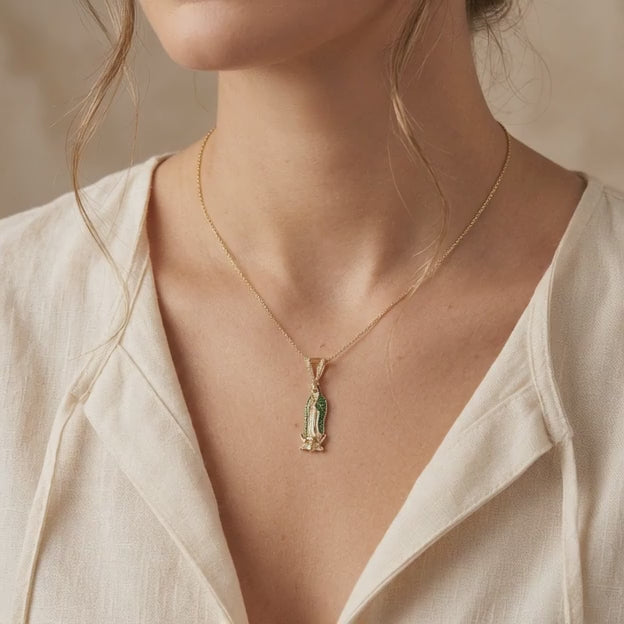 Dije de Oro 14k Virgen de Guadalupe Hueca con Zirconias Verdes mod. 11088