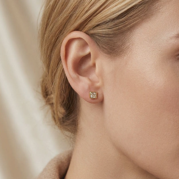 Broquel de Oro 14k Diseño con Zirconia en Bisel Cuadarado mod. 10736