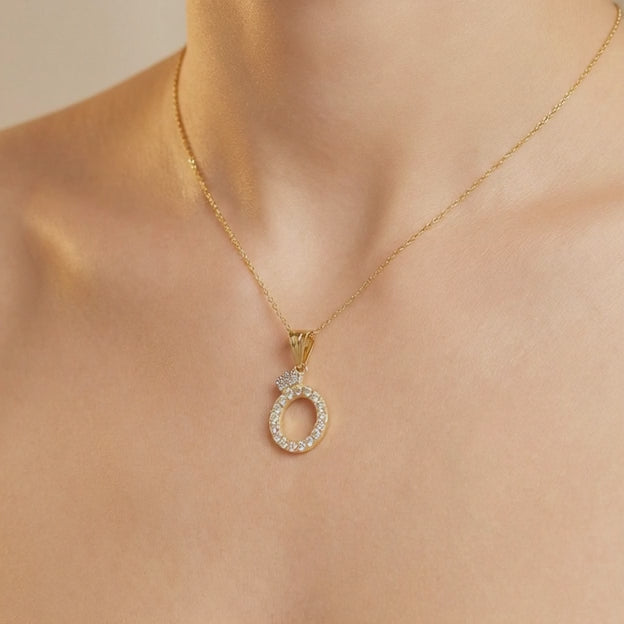 Dije de Oro 14k Modelo de Inicial O Diseñado con Corona e Incrustación de Zirconias mod. 10570
