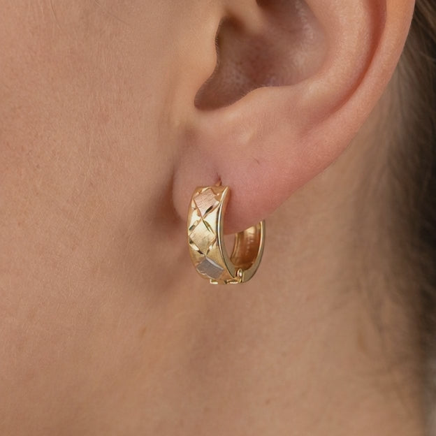 Grapa de Oro 14k Doble Vista con Zirconias y Detalles Diamantados en Diseño de Rombos Mate mod. 10587