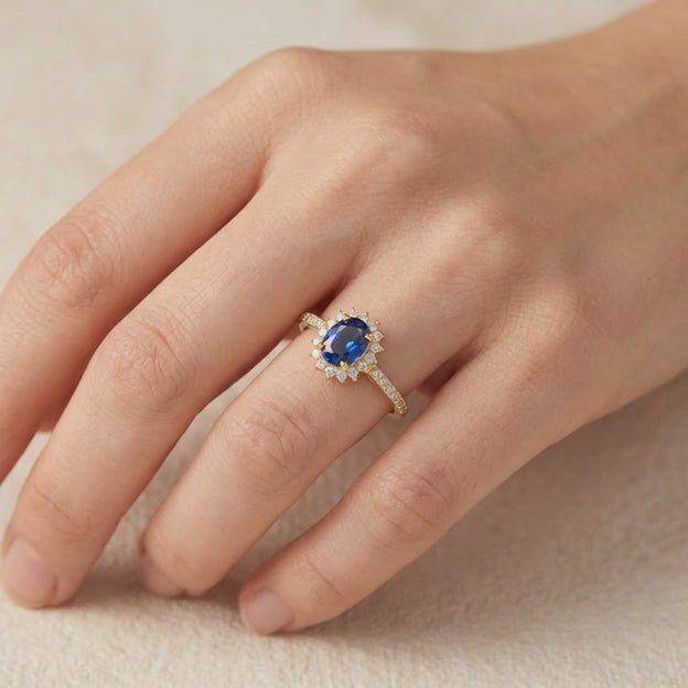 Anillo de Oro 14k Diseño Elegante con Zirconias Finas y Zirconia Color Azul Profundo mod. 10750