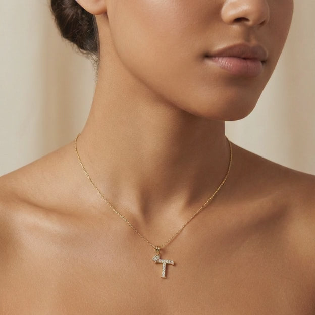 Dije de Oro 14k Modelo de Inicial T Diseñado con Corona e Incrustación de Zirconias mod. 10574