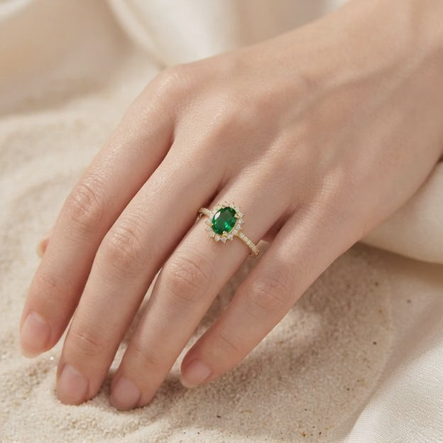 Anillo de Oro 14k Diseño Elegante con Zirconias Finas y Zirconia Color Verde Esmeralda mod. 10749