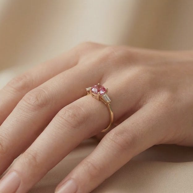 Anillo de Oro 14k Diseño Fino con Zirconia Facetada Central de Tono Rosa mod. 10754