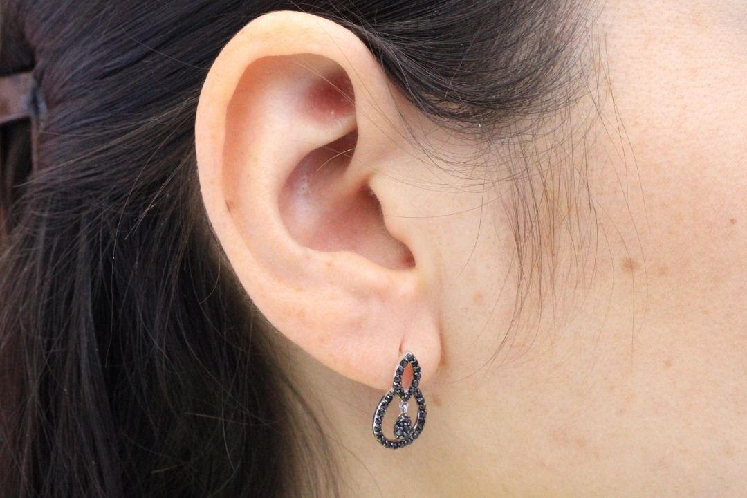 Arete de Oro Blanco con Zirconias Oscuras mod. 2124