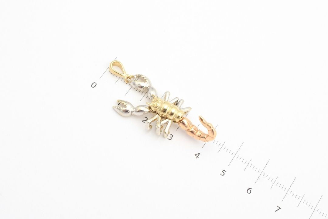 Dije de Oro 14k Alacrán Brillante de Diseño Movible  mod. 3838