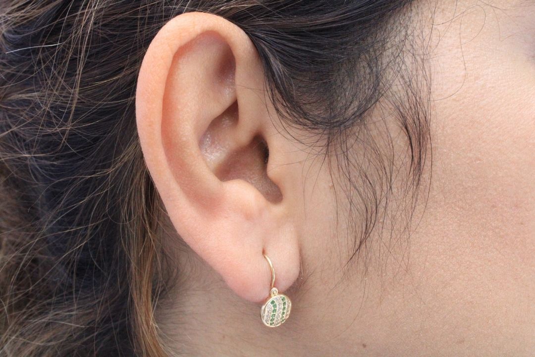 Arete de Patente con Diseño de Esferas Verdes mod. 0427